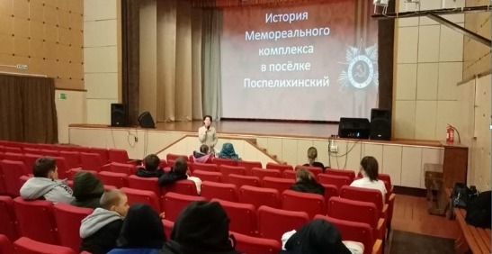 На гранитном застыв пьедестале.